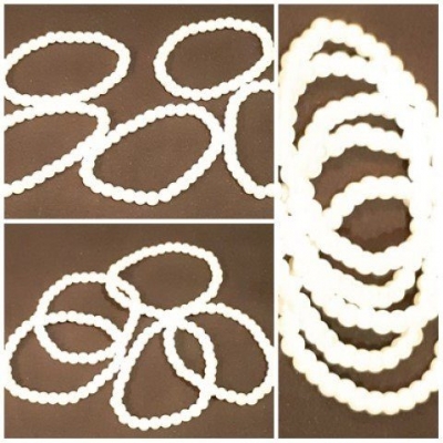 Pearl look plastic, set of 5 bracelets.